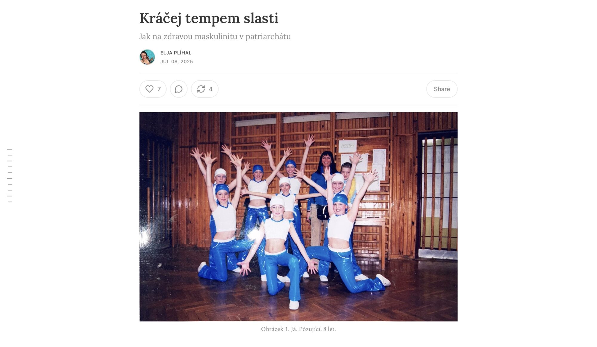 Screenshotze Substacku od Eljy Plíhala s názvem Kráčej tempem slast, Jak na zdravou maskulinu v patriarchátu. Pod názvem je fotka Eljy z mládí s jeho gymnastickou skupinou. Má popisek Obrázek 1: Já pózující, 8 let.