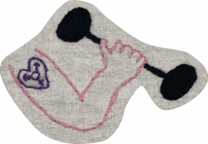 Jednoduchá výšivka růžové nasvalené ruky, co drží černou činku. Na rameni má fialové tetování trans symbolu v srdíčku. Výšivka se na webu opakuje a slouží jako přidělovací ikonka.