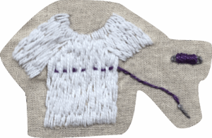 Jednoduchá výšivka bílého trička a špulky fialové niti. Tričko má na sobě naznačené vyšité jizvy kolem prsou jako při top surgery. Výšivka se na webu opakuje a slouží jako přidělovací ikonka.