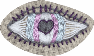 Jednoduchá výšivka oka, které má duhovku v barvách trans vlajky, ted světle modrou, růžovou a bílou. Panenka je vyšitá ve tvaru srdce. Výšivka se na webu opakuje a slouží jako přidělovací ikonka.